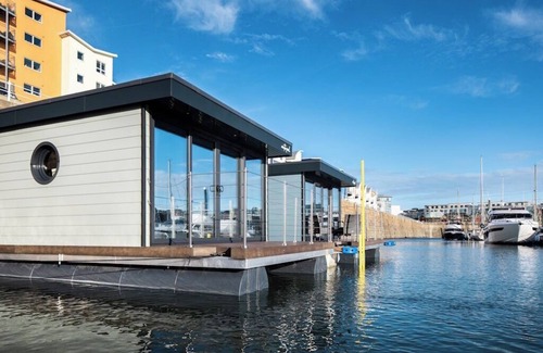 St. Helier Alquiler De Eote | The Shells floating luxury apartments in St Helier Marina - a unique experiencen