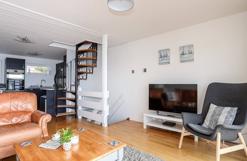 Y Felinheli Cabaña | THE SUMMERHOUSE, family friendly, with a garden in Y Felinheli