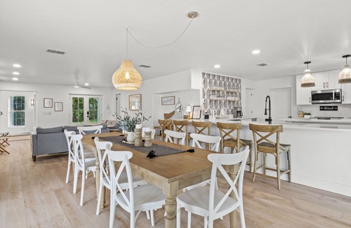 Biggar Casa | The Sunset Escape: Riverfront Elegance with Pool