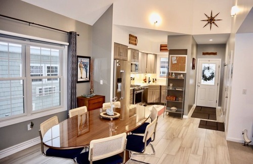 Edinboro Casa | "The Tahoe" Modern Lake Cottage Retreat~Close to Beach & Lake!!