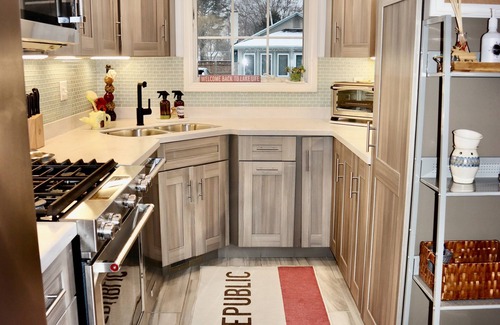 Edinboro Casa | "The Tahoe" Modern Lake Cottage Retreat~Close to Beach & Lake!!