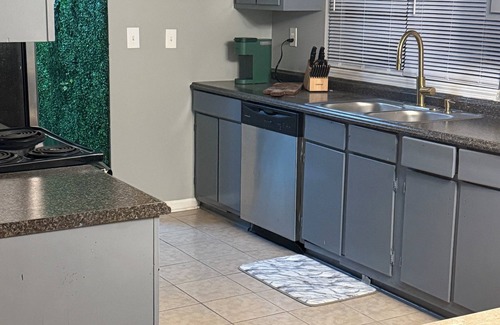 Jonesboro Casa | The Teal Retreat - Stylish 3BR Home near Atlanta Airport & Downtown