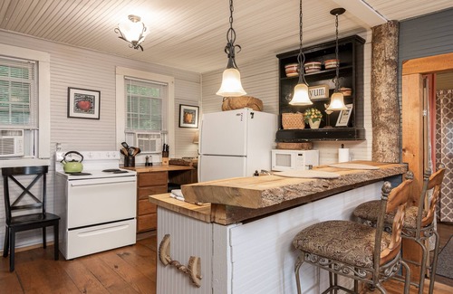 Zirconia Cabaña | The Tree House, Vintage Mountain Retreat