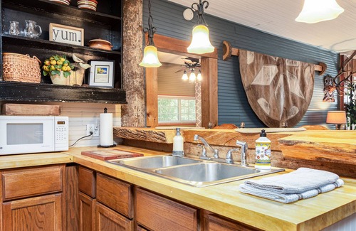 Zirconia Cabaña | The Tree House, Vintage Mountain Retreat