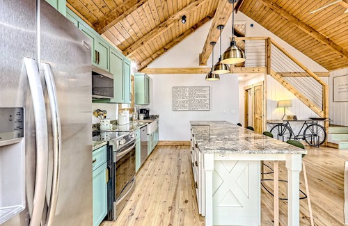 Blairsville Cabina | The Treehouse | Forest cabin in Blairsville with expansive deck & fireplace