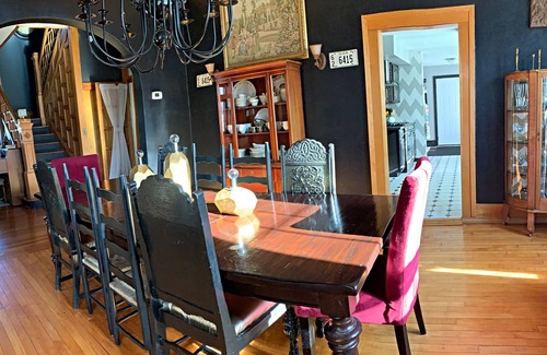 Oskaloosa Casa | Este lujoso Tudor es un gran lugar para reunirse con familiares y amigos.