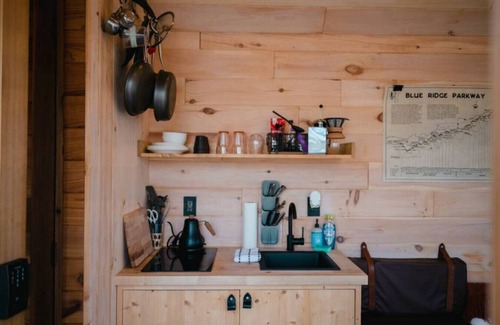 Sylva Casa | The Twig, Outdoor Shower, Deck, and Cozy Chimney!