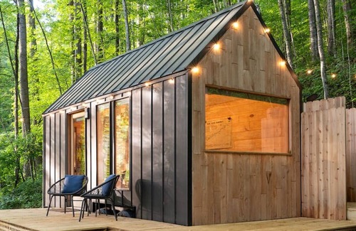 Sylva Casa | The Twig, Outdoor Shower, Deck, and Cozy Chimney!