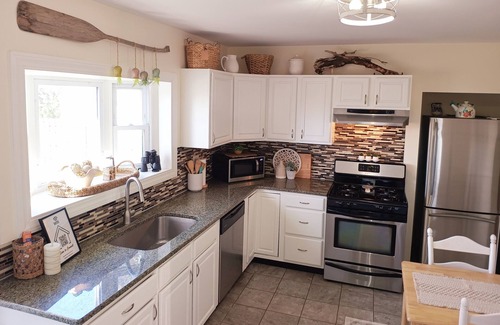 Fairport Harbor Cabaña | The View! Hot Tub-Golf Cart-Beaches-Billiards-King-Cottage Retreat Full of Fun