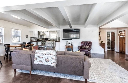 June Lake Casa | The Village House - Pet Friendly