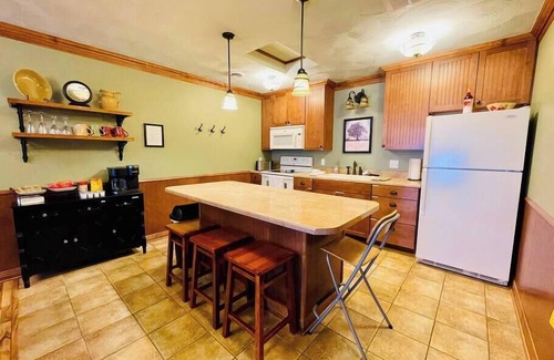 Redwood Falls Casa | The Vintage Inn - Hidden Gem!