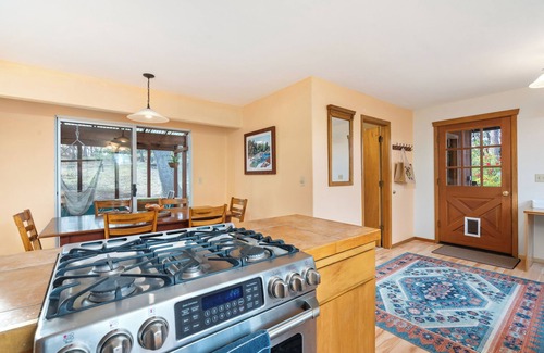 Nevada City Casa | The Vista Knolls Woodland House Autumn Color!