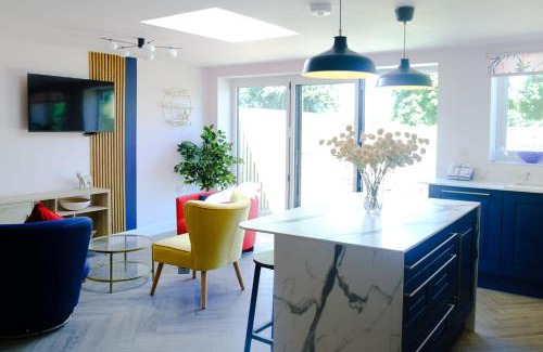 Pilning Casa | The Wave Cottage - 3 Bedroom with off road Parking for 3 Cars or Vans & EV point