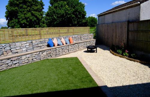 Pilning Casa | The Wave Cottage - 3 Bedroom with off road Parking for 3 Cars or Vans & EV point