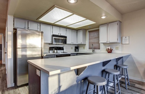 Downtown Cannon Beach Hotel | The Waves/The Argonauta Inn/The White Heron Lodge