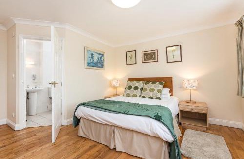 Ogbourne St George Hotel | The Well guesthouse