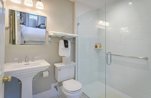 Ridgefield Hotel | The West Lane Inn - King Room