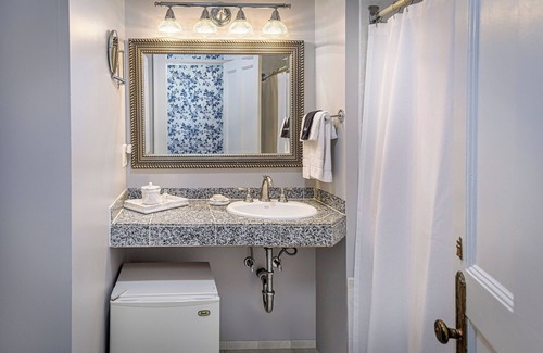 Ridgefield Hotel | The West Lane Inn - King Room