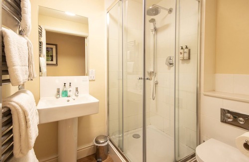 Wroughton Hotel | The White Hart