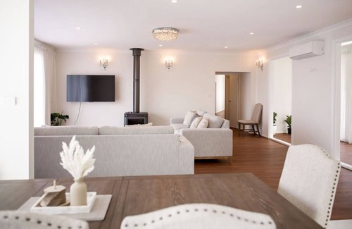 Adventure Bay Casa | The White House - Adventure Bay