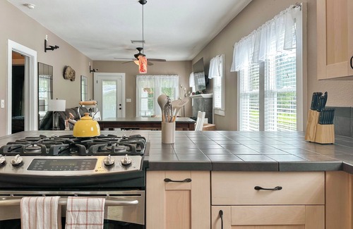 Ocala Cabaña | The White Swan - Pool House - Pets Welcome