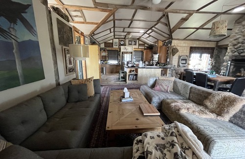 Carson Casa | La mujer, el conejo y el rancho lunar