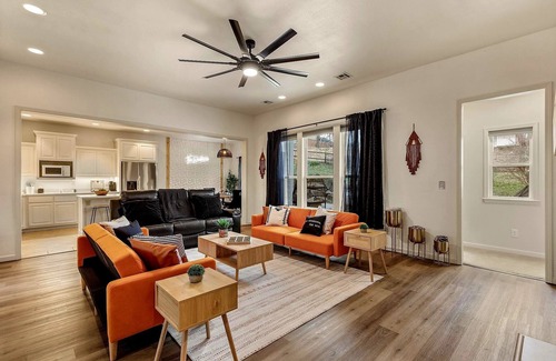 Catoosa Casa | The Woodbriar, close to Hard Rock Casino, downtown Tulsa/BOK + patio w/fire pit