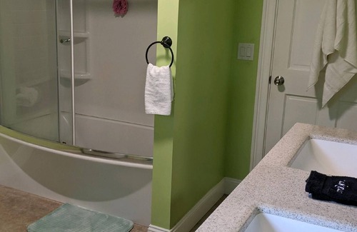 Gansevoort Apartamento | The Yay Frame- KING BED, HOT TUB/ SAUNA, FOOSBALL, PETS/KIDS