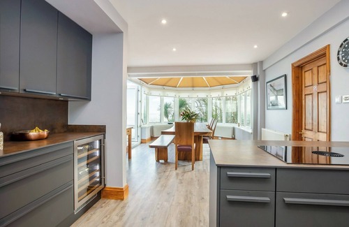 Torquay Cabaña | There are too many facilities at Cliff Lodge to list… from pool to hot tub.