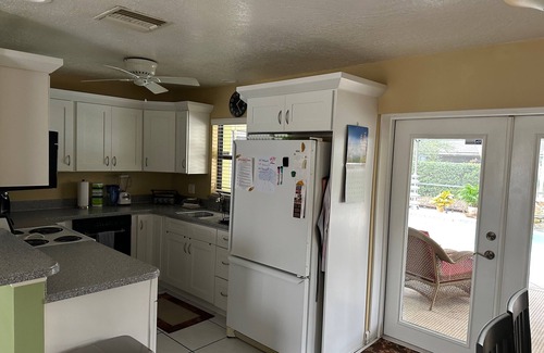 Longwood Casa | This Charming House with an outdoor pool, 3 bedrooms, 2 full baths.