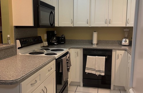 Longwood Casa | This Charming House with an outdoor pool, 3 bedrooms, 2 full baths.