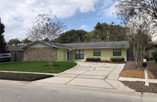 Longwood Casa | This Charming House with an outdoor pool, 3 bedrooms, 2 full baths.