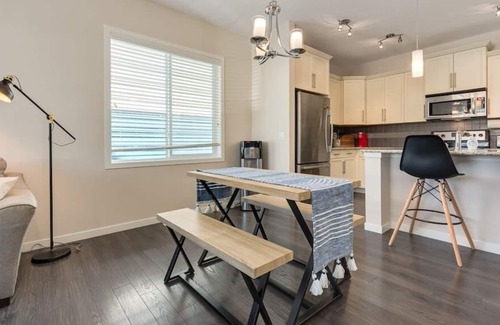 Cochrane Apartamento | This guest suite is a 1 bedroom(s), 1.5 bathrooms, located in Cochrane, AB.