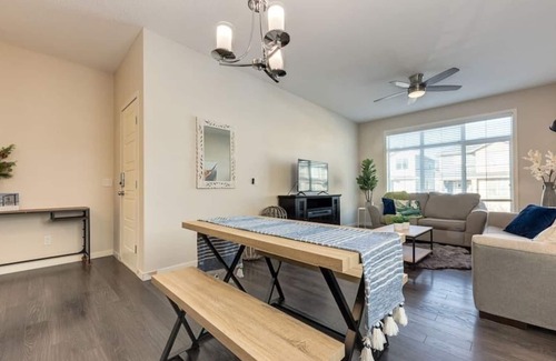 Cochrane Apartamento | This guest suite is a 1 bedroom(s), 1.5 bathrooms, located in Cochrane, AB.