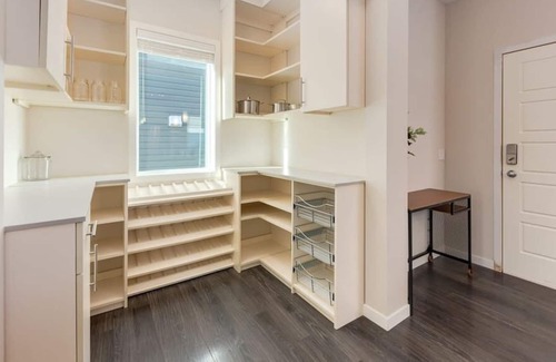 Cochrane Apartamento | This guest suite is a 1 bedroom(s), 1.5 bathrooms, located in Cochrane, AB.