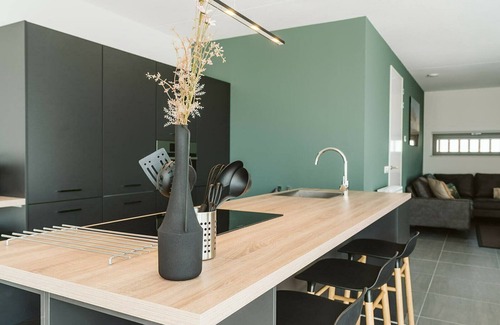 Ouddorp Complejo | This luxury vacation home for 10 persons provides a special indoor-outdoor feeling.