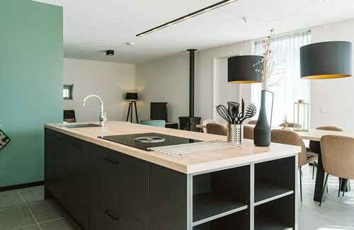 Ouddorp Complejo | This luxury vacation home for 10 persons provides a special indoor-outdoor feeling.