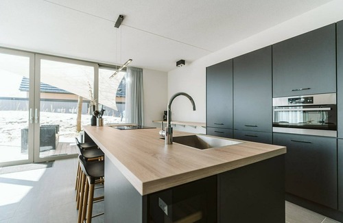 Ouddorp Complejo | This luxury vacation home for 10 persons provides a special indoor-outdoor feeling.