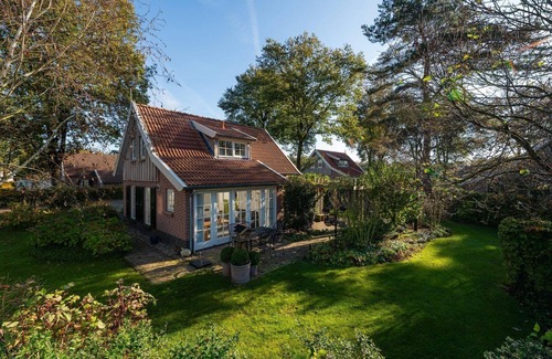 Wierden Casa | This very comfortable villa for 6 persons is located on the vacation complex Buitengoed Het Lageveld, in a beautiful wooded area near Almelo and Enschede.