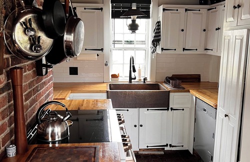 Harwich Center Casa | Esta maravillosa casa de 6 dormitorios y 3 baños y cabaña separada es ideal para familias y mascotas.