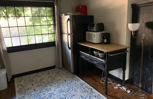 Harwich Center Casa | Esta maravillosa casa de 6 dormitorios y 3 baños y cabaña separada es ideal para familias y mascotas.