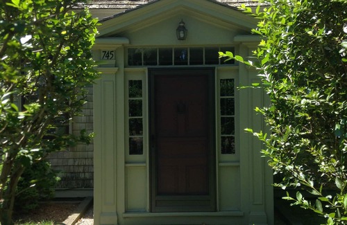 Harwich Center Casa | Esta maravillosa casa de 6 dormitorios y 3 baños y cabaña separada es ideal para familias y mascotas.