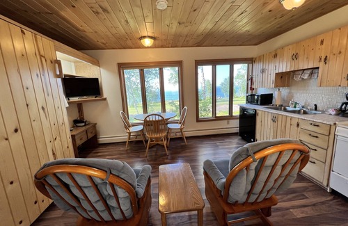 Grand Marais Hotel | Thomsonite Beach Inn