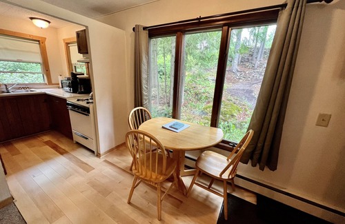 Grand Marais Hotel | Thomsonite Beach Inn