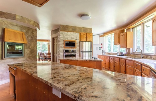 Ottawa Division Casa | Thousand Owls Estate, a private oasis in Ottawa - indoor pool, spa, games + more