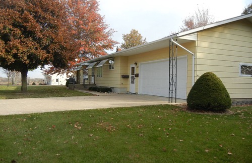 Alta Vista Casa | Tres dormitorios casa totalmente amueblada en un pequeño pueblo del noreste de Iowa