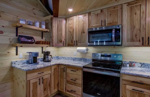 Lewisville Cabaña | Thunder Hill Retreat - Spacious/Deck/Hot tub