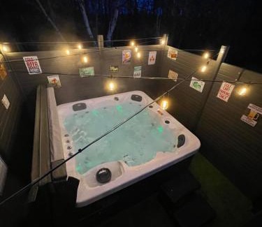 Swarland Villa | Tigers Wood - 2 bed hot tub lodge with free golf, NO BUGGY