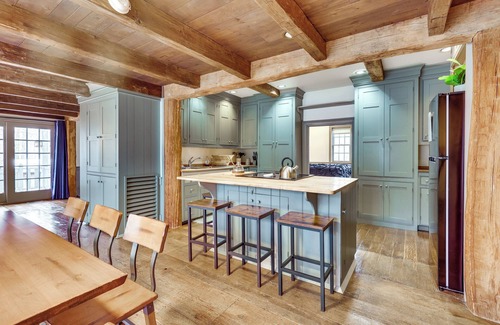 Dundee Casa | Timeless Winesburg Farmhouse w/ Deck