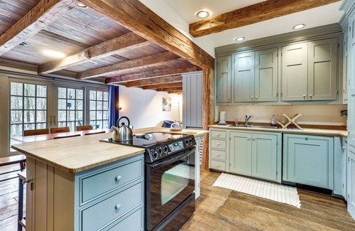 Dundee Casa | Timeless Winesburg Farmhouse w/ Deck